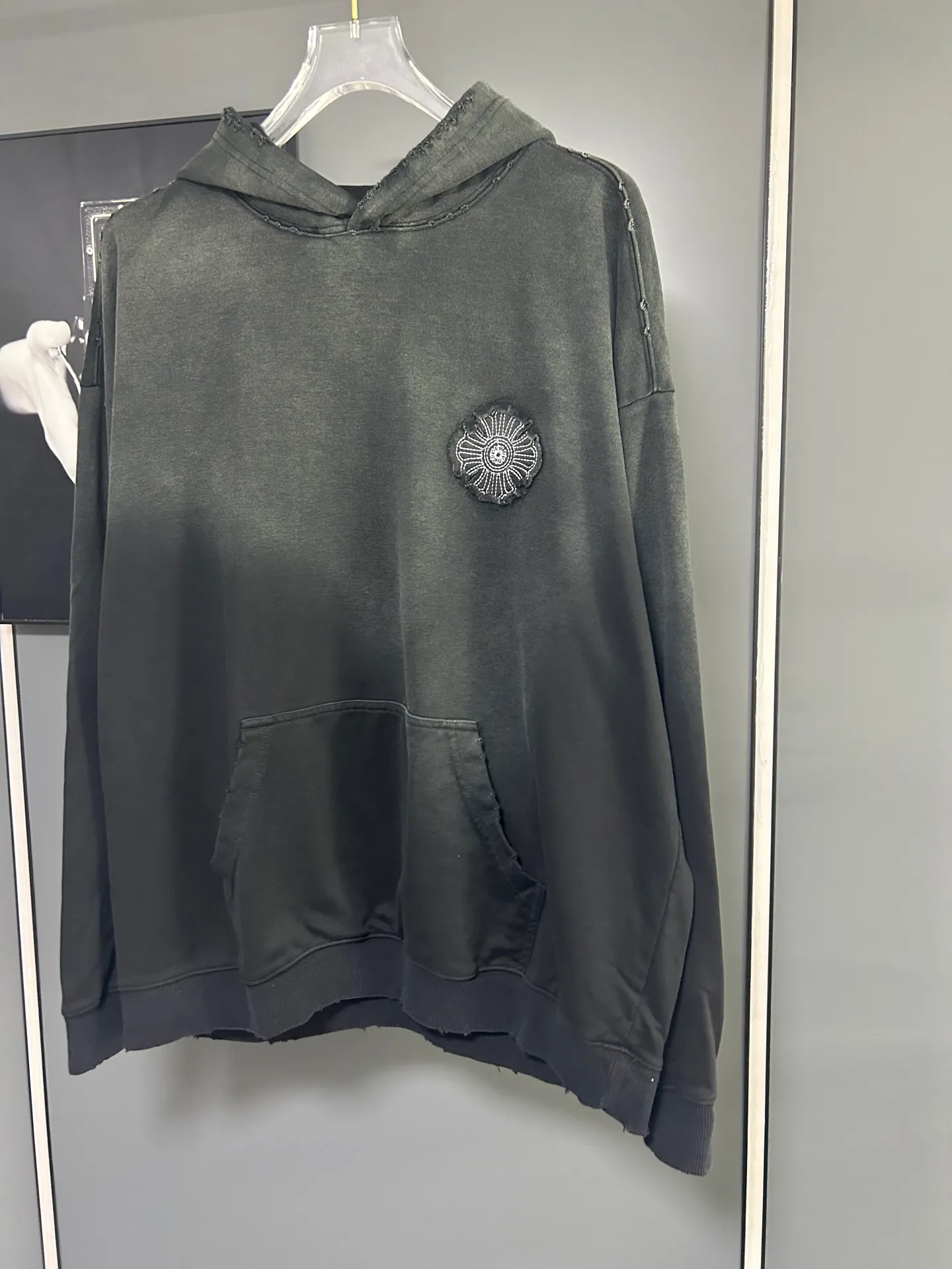P310 𝗖𝗵𝗿𝗼𝗺𝗲 𝗛𝗲𝗮𝗿𝘁𝘀/Cro Heart 2025 Cross Patch Embroidery Summer New Original Single Counter American Acid Washed Distressed Laser Burnt Patch Embroidery Couple Casual Hooded Sweatshirt 👑The highest version! Customized fabric 440g tripe terry fabric! American acid-washed and distressed original fabric laser burnt ✟appliqué embroidery and exquisite embroidery of letters! The best-selling model at the counter. It is very comfortable to wear. It is low-key yet luxurious. It is very classy when worn. The large size and tailoring are needless to say. The upper body is exquisite and vivid. 👍High-end first-class materials. A truly palace-level product. The cotton from Turkey is of outstanding quality. After heavy washing, the clothes are very soft! Not picky, the upper body is absolutely stylish and extremely luxurious. Auxiliary materials: The original model has been authenticated and labeled ➕100% silk washed with water label. Genuine purchase-grade original hangtag➕matching hanging rope➕3D hanging beads➕original packaging bag. Craftsmanship: The original version has consistent wiring! The highest version of the armhole matching technique! Countless times of pattern making to 100% restore the original appearance! The correct version is the same for men and women, super eye-catching, super good-looking, and super atmospheric! Color: White Black Royal Blue Size, XS S M L